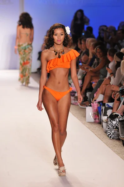 Miami - 18 juli: model wandelingen landingsbaan op de nicolita collectie voor lente, zomer 2012 tijdens de mercedes-benz zwemmen fashionweek op 18 juli 2011 in miami, fl — Stockfoto