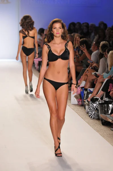 마이애미-7 월 18 일: 모델 nicolita 컬렉션 봄, 여름 2012 마이애미, 2011 년 7 월 18 일에 메르세데스-벤츠 수영 패션 위 크 기간 동안 활주로 걸어 플로리다 — 스톡 사진