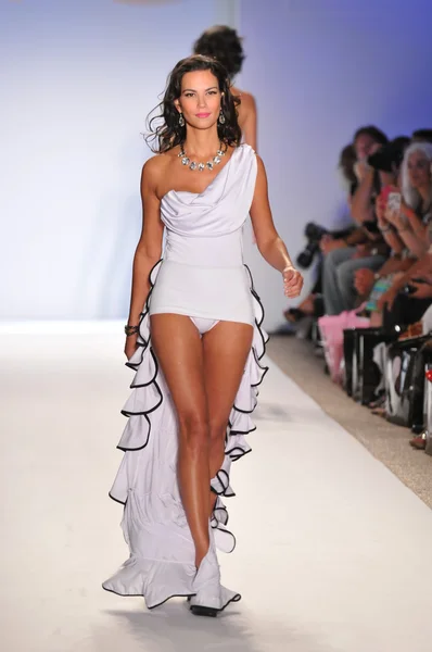 Miami - 18. juli: model läuft laufsteg der nicolita kollektion für frühjahr, sommer 2012 während der mercedes-benz swim fashion week am 18. juli 2011 in miami, fll — Stockfoto