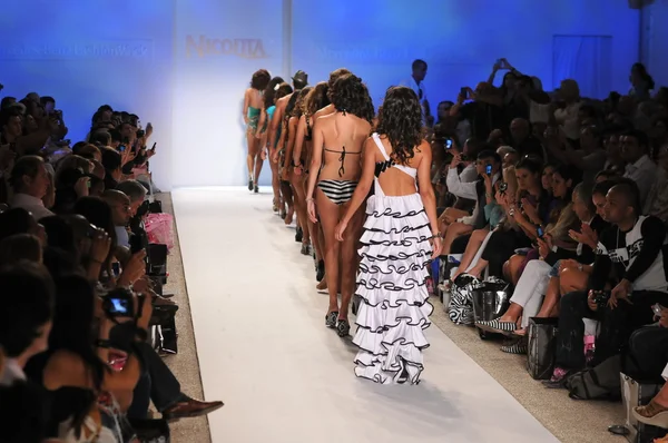 Miami - 18. juli: models laufen laufsteg der nicolita kollektion für frühjahr, sommer 2012 während der mercedes-benz swim fashion week am 18. juli 2011 in miami, fll — Stockfoto