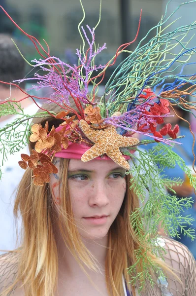 NOVA IORQUE - 18 DE JUNHO: Participante não identificado assiste a parada da Sereia em Coney Island, Brooklyn, em 18 de junho de 2011, em Nova York — Fotografia de Stock