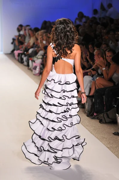 Miami - 18. juli: model läuft laufsteg der nicolita kollektion für frühjahr, sommer 2012 während der mercedes-benz swim fashion week am 18. juli 2011 in miami, fll — Stockfoto