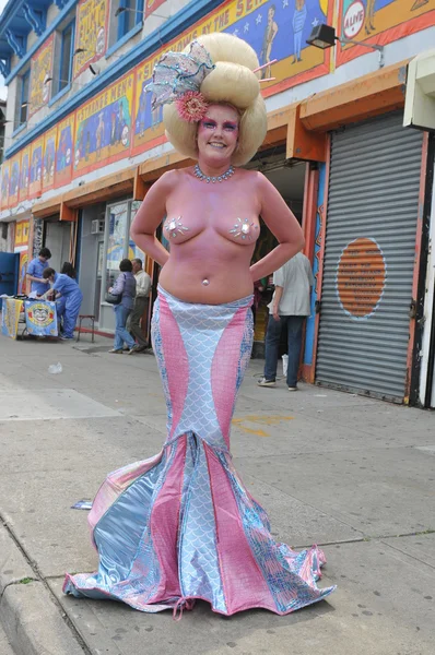 NEW YORK - JUNE 18: Unidentified participant attends Mermaid parade on Coney Island in Brooklyn on June 18, 2011 in New York City — Stock Photo, Image