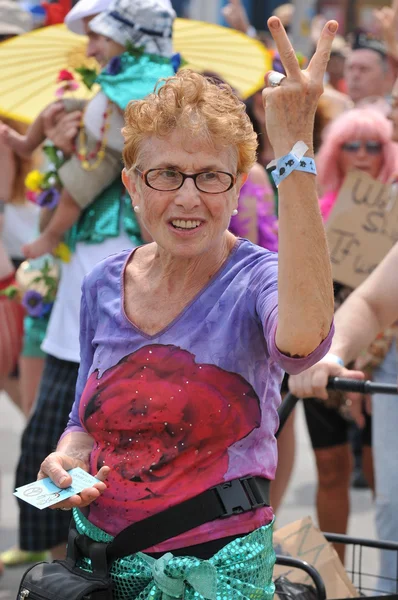 New york - 18 Haziran: tanımlanamayan bir katılımcı 18 Haziran 2011 tarihinde new York'ta Brooklyn coney Island mermaid parade katılır — Stok fotoğraf