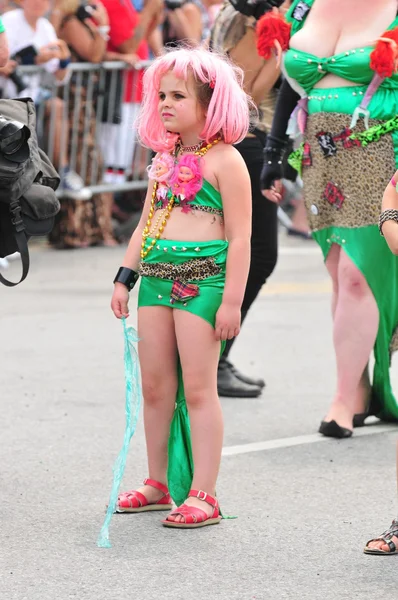 NOVA IORQUE - 18 DE JUNHO: Participante não identificado assiste a parada da Sereia em Coney Island, Brooklyn, em 18 de junho de 2011, em Nova York — Fotografia de Stock