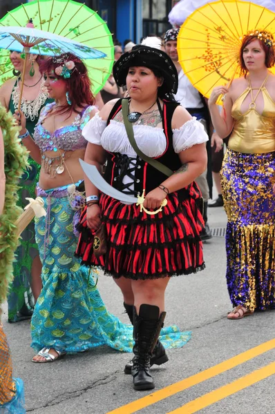 New york - 18 juni: niet-geïdentificeerde deelnemer woont mermaid parade op coney island in brooklyn op 18 juni 2011 in new york city — Stockfoto