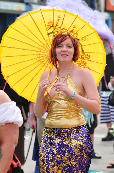 NOVA IORQUE - 18 DE JUNHO: Participante não identificado assiste a parada da Sereia em Coney Island, Brooklyn, em 18 de junho de 2011, em Nova York — Fotografia de Stock