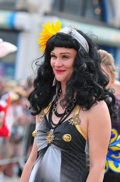 NUEVA YORK - 18 DE JUNIO: Participante no identificado asiste al desfile de sirenas en Coney Island en Brooklyn el 18 de junio de 2011 en la ciudad de Nueva York —  Fotos de Stock