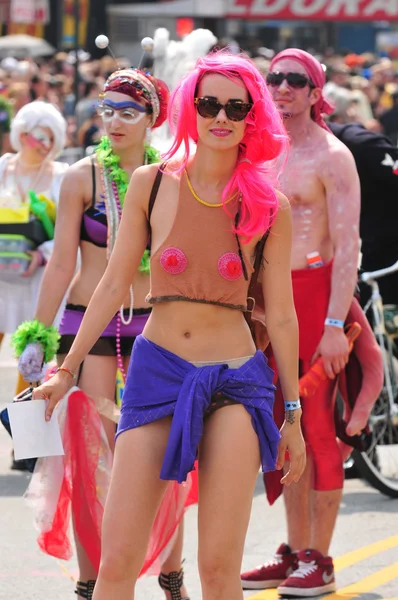 НЬЮ-ЙОРК - 18 июня 2011 года неизвестный участник принял участие в параде Русалок на Кони-Айленде в Бруклине 18 июня 2011 года в Нью-Йорке — стоковое фото