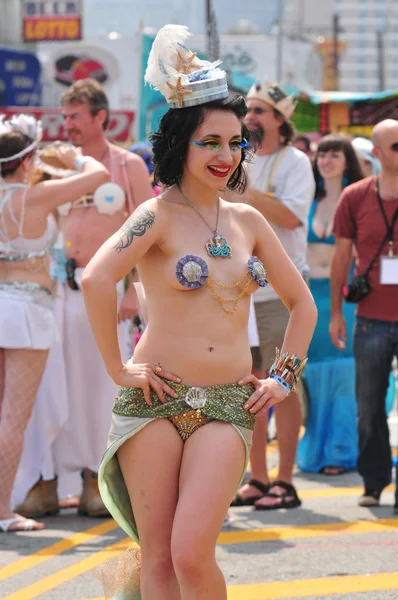 NOVA IORQUE - 18 DE JUNHO: Participante não identificado assiste a parada da Sereia em Coney Island, Brooklyn, em 18 de junho de 2011, em Nova York — Fotografia de Stock