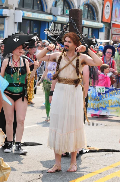 New york - 18 Haziran: tanımlanamayan bir katılımcı 18 Haziran 2011 tarihinde new York'ta Brooklyn coney Island mermaid parade katılır