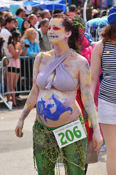 NUEVA YORK - 18 DE JUNIO: Participante no identificado asiste al desfile de sirenas en Coney Island en Brooklyn el 18 de junio de 2011 en la ciudad de Nueva York — Foto de Stock