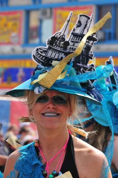 NOVA IORQUE - 18 DE JUNHO: Participante não identificado assiste a parada da Sereia em Coney Island, Brooklyn, em 18 de junho de 2011, em Nova York — Fotografia de Stock