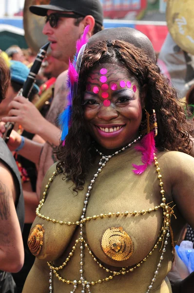 New york - 18. juni: unbekannter teilnehmer nimmt am 18. juni 2011 an der mermaid parade auf coney island in brooklyn in new york city teil — Stockfoto