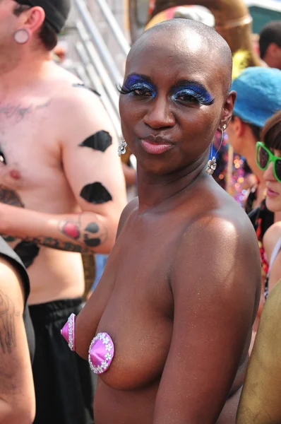 NEW YORK - 18 JUIN : Un participant non identifié assiste au défilé des sirènes à Coney Island à Brooklyn le 18 juin 2011 à New York — Photo