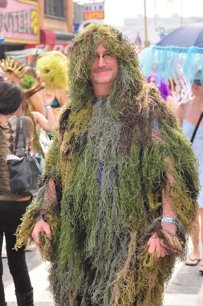 NOVA IORQUE - 18 DE JUNHO: Participante não identificado assiste a parada da Sereia em Coney Island, Brooklyn, em 18 de junho de 2011, em Nova York — Fotografia de Stock