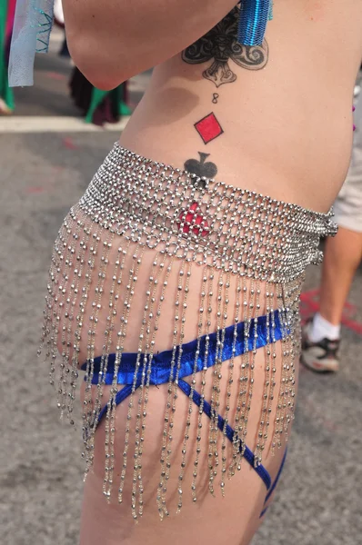 NUEVA YORK - 18 DE JUNIO: Participante no identificado asiste al desfile de sirenas en Coney Island en Brooklyn el 18 de junio de 2011 en la ciudad de Nueva York — Foto de Stock