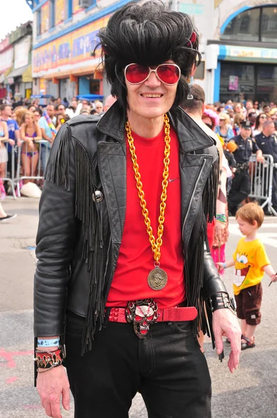 NOVA IORQUE - 18 DE JUNHO: Participante não identificado assiste a parada da Sereia em Coney Island, Brooklyn, em 18 de junho de 2011, em Nova York — Fotografia de Stock