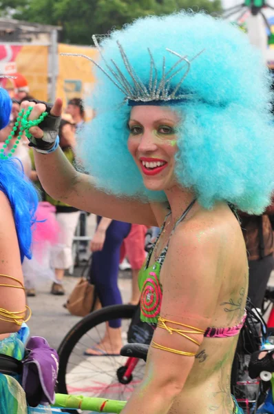 NOVA IORQUE - 18 DE JUNHO: Participante não identificado assiste a parada da Sereia em Coney Island, Brooklyn, em 18 de junho de 2011, em Nova York — Fotografia de Stock