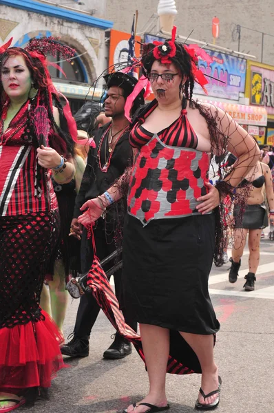 NOVA IORQUE - 18 DE JUNHO: Participantes não identificados comparecem ao desfile da Sereia em Coney Island, Brooklyn, em 18 de junho de 2011, em Nova York — Fotografia de Stock