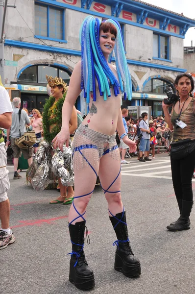 New york - 18. juni: unbekannter teilnehmer nimmt am 18. juni 2011 an der mermaid parade auf coney island in brooklyn in new york city teil — Stockfoto