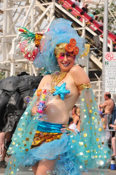 New york - 18 juni: niet-geïdentificeerde deelnemer woont mermaid parade op coney island in brooklyn op 18 juni 2011 in new york city — Stockfoto