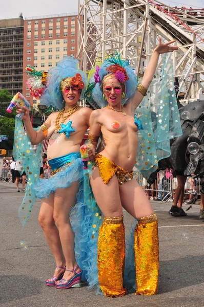 NOVA IORQUE - 18 DE JUNHO: Participantes não identificados comparecem ao desfile da Sereia em Coney Island, Brooklyn, em 18 de junho de 2011, em Nova York — Fotografia de Stock