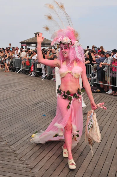 NEW YORK - 18 JUIN : Un participant non identifié assiste au défilé des sirènes à Coney Island à Brooklyn le 18 juin 2011 à New York — Photo