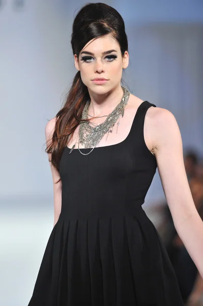 Los Angeles - 12 de março: Um modelo caminha na pista do desfile de moda Brigade LA Fall 2013 durante a Semana de Moda STYLE na Catedral de Vibiana em 17 de março de 2013 em Los Angeles, CA — Fotografia de Stock