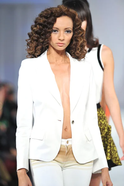 Los Angeles - March 12: A model walks the runway at the Brigade LA Fall 2013 fashion show during STYLE Fashion Week at Vibiana Cathedral on March 17, 2013 in Los Angeles, CA — Stock Photo, Image