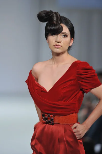 Los Angeles - March 11: A model walks the runway at the Gregorio Sanchez Fall 2013 fashion show during STYLE Fashion Week at Vibiana Cathedral on March 11, 2013 in Los Angeles, CA — Stock Photo, Image