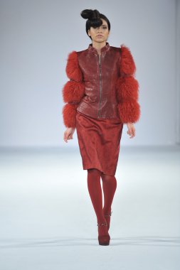 Los angeles - 11 Mart: bir model yürür pist gregorio sanchez 2013 Güz moda şovunda tarzı moda haftası sırasında vibiana Katedrali'nde 11 Mart 2013 yılında los angeles, ca