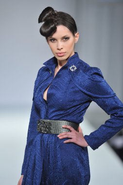 Los angeles - 11 Mart: bir model yürür pist gregorio sanchez 2013 Güz moda şovunda tarzı moda haftası sırasında vibiana Katedrali'nde 11 Mart 2013 yılında los angeles, ca