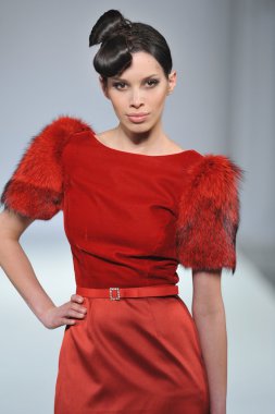 Los angeles - 11 Mart: bir model yürür pist gregorio sanchez 2013 Güz moda şovunda tarzı moda haftası sırasında vibiana Katedrali'nde 11 Mart 2013 yılında los angeles, ca