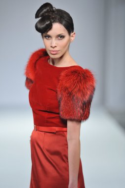 Los angeles - 11 Mart: bir model yürür pist gregorio sanchez 2013 Güz moda şovunda tarzı moda haftası sırasında vibiana Katedrali'nde 11 Mart 2013 yılında los angeles, ca