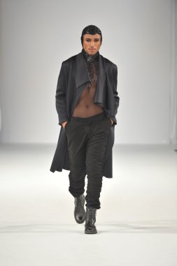 Los Angeles - 15 Mart: Bir model üzerinde 15 Mart 2013 stil moda haftasında Michael Cinco sonbahar kış 2013 koleksiyonunda Los Angeles, Ca pist yürür