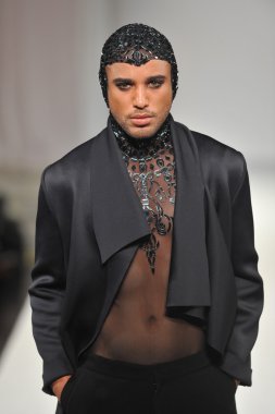 Los Angeles - 15 Mart: Bir model üzerinde 15 Mart 2013 stil moda haftasında Michael Cinco sonbahar kış 2013 koleksiyonunda Los Angeles, Ca pist yürür