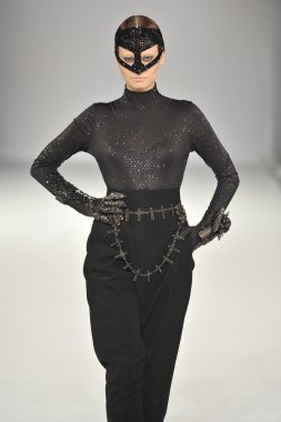 Los Angeles - 15 Mart: Bir model üzerinde 15 Mart 2013 stil moda haftasında Michael Cinco sonbahar kış 2013 koleksiyonunda Los Angeles, Ca pist yürür