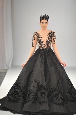 Los Angeles - 15 Mart: Bir model üzerinde 15 Mart 2013 stil moda haftasında Michael Cinco sonbahar kış 2013 koleksiyonunda Los Angeles, Ca pist yürür