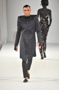 Los Angeles - 15 Mart: Bir model üzerinde 15 Mart 2013 stil moda haftasında Michael Cinco sonbahar kış 2013 koleksiyonunda Los Angeles, Ca pist yürür