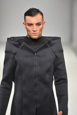 Los Angeles - 15 Mart: Bir model üzerinde 15 Mart 2013 stil moda haftasında Michael Cinco sonbahar kış 2013 koleksiyonunda Los Angeles, Ca pist yürür