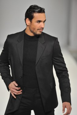 Los Angeles - 15 Mart: Bir model üzerinde 15 Mart 2013 stil moda haftasında Michael Cinco sonbahar kış 2013 koleksiyonunda Los Angeles, Ca pist yürür
