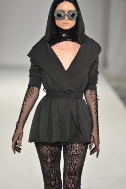 Los Angeles - 15 Mart: Bir model üzerinde 15 Mart 2013 stil moda haftasında Michael Cinco sonbahar kış 2013 koleksiyonunda Los Angeles, Ca pist yürür