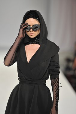 Los Angeles - 15 Mart: Bir model üzerinde 15 Mart 2013 stil moda haftasında Michael Cinco sonbahar kış 2013 koleksiyonunda Los Angeles, Ca pist yürür