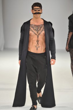 Los Angeles - 15 Mart: Bir model üzerinde 15 Mart 2013 stil moda haftasında Michael Cinco sonbahar kış 2013 koleksiyonunda Los Angeles, Ca pist yürür