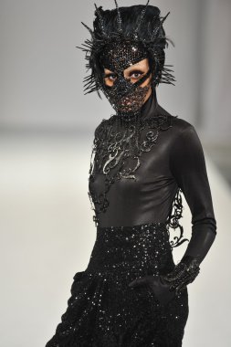 Los Angeles - 15 Mart: Bir model üzerinde 15 Mart 2013 stil moda haftasında Michael Cinco sonbahar kış 2013 koleksiyonunda Los Angeles, Ca pist yürür