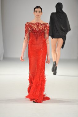 Los Angeles - 15 Mart: Bir model üzerinde 15 Mart 2013 stil moda haftasında Michael Cinco sonbahar kış 2013 koleksiyonunda Los Angeles, Ca pist yürür