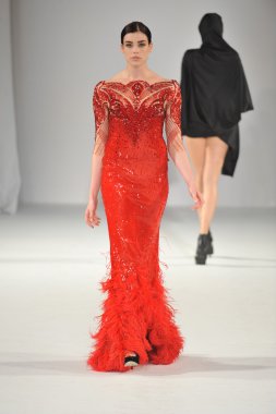 Los Angeles - 15 Mart: Bir model üzerinde 15 Mart 2013 stil moda haftasında Michael Cinco sonbahar kış 2013 koleksiyonunda Los Angeles, Ca pist yürür