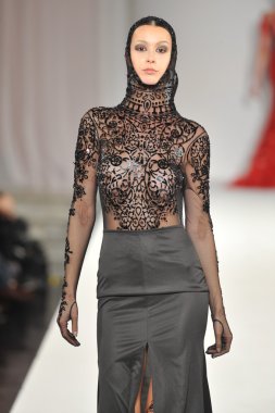 Los Angeles - 15 Mart: Bir model üzerinde 15 Mart 2013 stil moda haftasında Michael Cinco sonbahar kış 2013 koleksiyonunda Los Angeles, Ca pist yürür