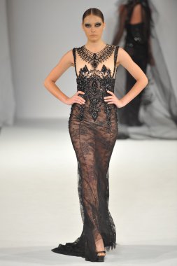 Los Angeles - 15 Mart: Bir model üzerinde 15 Mart 2013 stil moda haftasında Michael Cinco sonbahar kış 2013 koleksiyonunda Los Angeles, Ca pist yürür